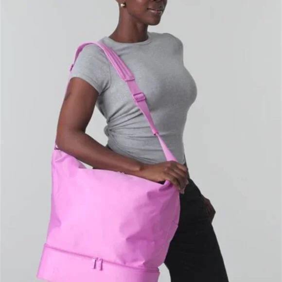 🍓BEIS Crescent Weekender in Berry - Gone For Good Online!🍓 - Picture 5 of 5